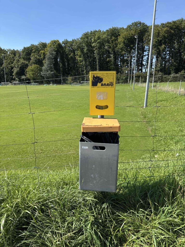 Distributeur de sacs pour chiens au parc