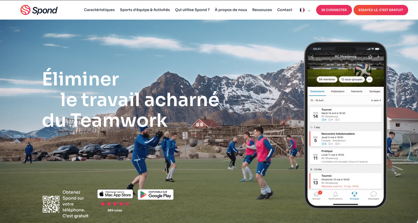 Joueurs de football s'entraînant devant montagnes enneigées.